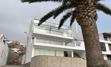 ¡Increíble Casa De 4 Pisos Con Vista Al Mar En Naplo!