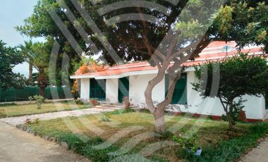 SE VENDE COMO TERRENO PARA  PROYECTO O CONDOMINIO DE  2,584 m². ¡CAMPO Y PLAYA !...