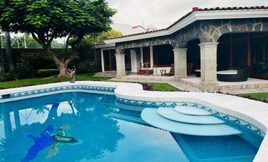 EN VENTA LUJOSA CASA EN PRIVADA DE LEÑEROS CON VIGILANCIA, COL. VISTA HERMOSA, CUERNAVACA MOR.