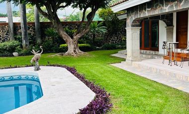 EN VENTA LUJOSA CASA EN PRIVADA DE LEÑEROS CON VIGILANCIA, COL. VISTA HERMOSA, CUERNAVACA MOR.