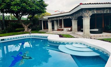 EN VENTA LUJOSA CASA EN PRIVADA DE LEÑEROS CON VIGILANCIA, COL. VISTA HERMOSA, CUERNAVACA MOR.