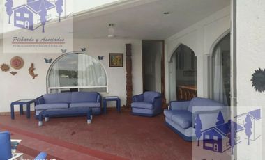Casa en Venta en Tequesquitengo Morelos Estilo Arabe Mediterraneo a orilla del lago