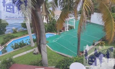 Casa en Venta en Tequesquitengo Morelos Estilo Arabe Mediterraneo a orilla del lago