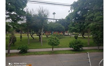 Venta de departamento con vista al parque Urb. Las Gardenias en Surco.