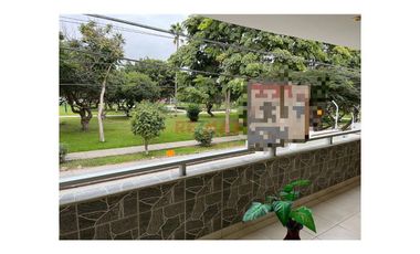 Venta de departamento con vista al parque Urb. Las Gardenias en Surco.