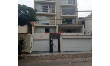 Venta de departamento con vista al parque Urb. Las Gardenias en Surco.