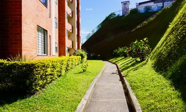 Extraordinario apartamento en Jardines de Tanambi con zona verde y con parqueadero cubierto. Primer piso. Pereira