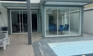 Samborondon, Renta de Hermosa Casa 4 Dorm. con Piscina y Jacuzzi Amoblada