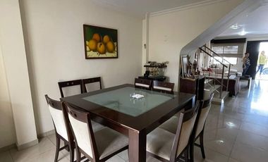SE VENDE CASA DE 4 HABITACIONES Y PISCINA