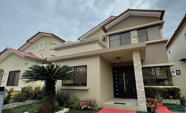 SE VENDE CASA DE 4 HABITACIONES Y PISCINA
