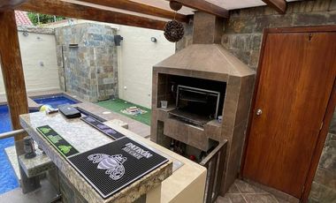 SE VENDE CASA DE 4 HABITACIONES Y PISCINA