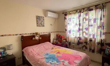 SE VENDE CASA DE 4 HABITACIONES Y PISCINA