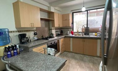 SE VENDE CASA DE 4 HABITACIONES Y PISCINA