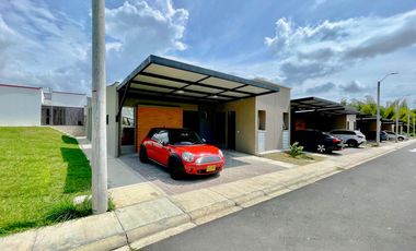 Oportunidad I Majestuosa casa esquinera de un solo nivel en Galicia Verde Conjunto Residencial. Cerritos. Pereira - Colombia.