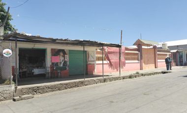 Casa con dos locales y dos cisternas de 20 mil lts sobre la avenida principal