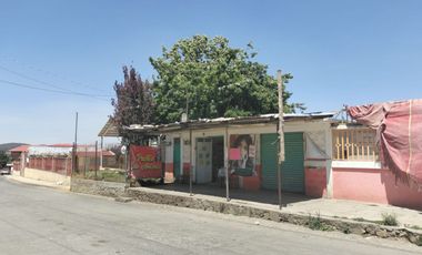 Casa con dos locales y dos cisternas de 20 mil lts sobre la avenida principal