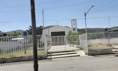 Casa con dos locales y dos cisternas de 20 mil lts sobre la avenida principal