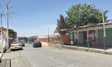 Casa con dos locales y dos cisternas de 20 mil lts sobre la avenida principal