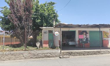 Casa con dos locales y dos cisternas de 20 mil lts sobre la avenida principal