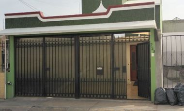 Casa con dos locales y dos cisternas de 20 mil lts sobre la avenida principal