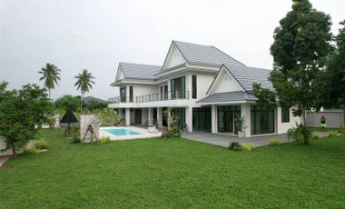 Beautiful pool villa, two-story house, close to the sea, just 5 km. Bang Saray, Chonburi
