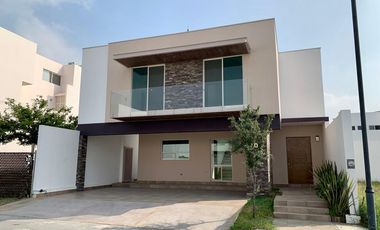 CASA DE TRES PLANTAS EN VENTA EN LADERAS ABEDUL (EL URO)