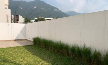 CASA DE TRES PLANTAS EN VENTA EN LADERAS ABEDUL (EL URO)