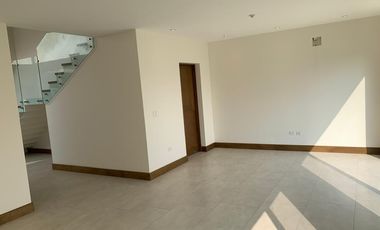 CASA DE TRES PLANTAS EN VENTA EN LADERAS ABEDUL (EL URO)