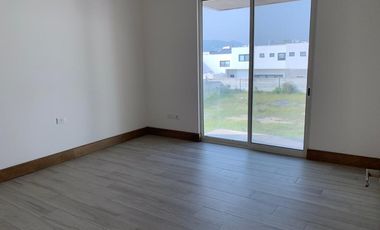 CASA DE TRES PLANTAS EN VENTA EN LADERAS ABEDUL (EL URO)