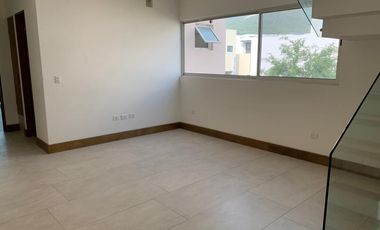 CASA DE TRES PLANTAS EN VENTA EN LADERAS ABEDUL (EL URO)