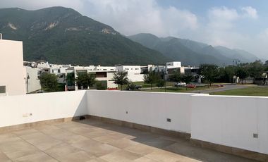 CASA DE TRES PLANTAS EN VENTA EN LADERAS ABEDUL (EL URO)