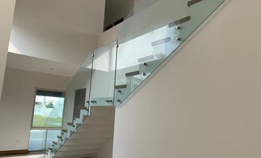 CASA DE TRES PLANTAS EN VENTA EN LADERAS ABEDUL (EL URO)
