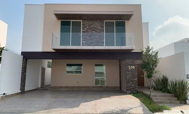 CASA DE TRES PLANTAS EN VENTA EN LADERAS ABEDUL (EL URO)