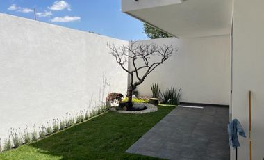VENTA DE AMPLIA CASA DENTRO DE FRAC. CERCA DE PLAZA CRISTAL Y AV. MARGARITAS.