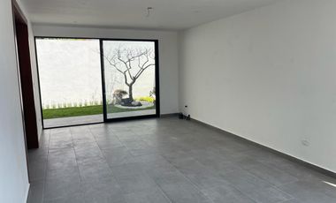 VENTA DE AMPLIA CASA DENTRO DE FRAC. CERCA DE PLAZA CRISTAL Y AV. MARGARITAS.