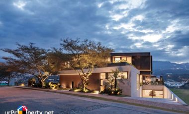 FOR SALE VILLAS HOUSE WITH SWIMMING POOL PLUS 10 PARKING IN CEBU CITY