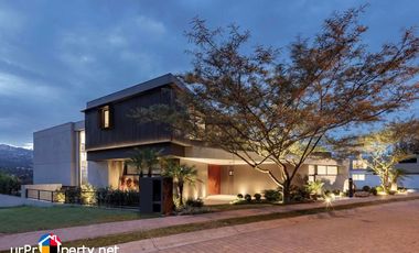 FOR SALE VILLAS HOUSE WITH SWIMMING POOL PLUS 10 PARKING IN CEBU CITY