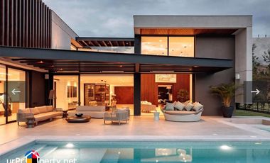FOR SALE VILLAS HOUSE WITH SWIMMING POOL PLUS 10 PARKING IN CEBU CITY
