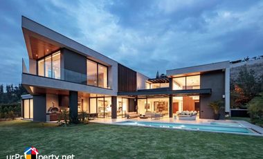 FOR SALE VILLAS HOUSE WITH SWIMMING POOL PLUS 10 PARKING IN CEBU CITY