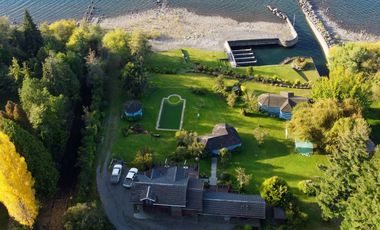 Parcela con casa en venta con orilla del Lago Villarrica