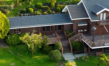 Parcela con casa en venta con orilla del Lago Villarrica