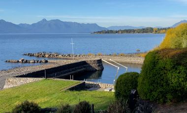 Parcela con casa en venta con orilla del Lago Villarrica