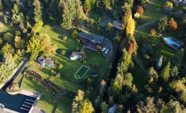 Parcela con casa en venta con orilla del Lago Villarrica