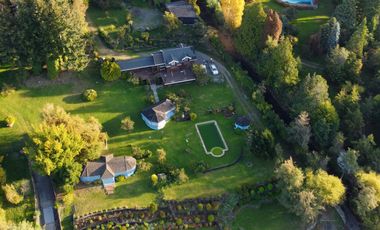 Parcela con casa en venta con orilla del Lago Villarrica