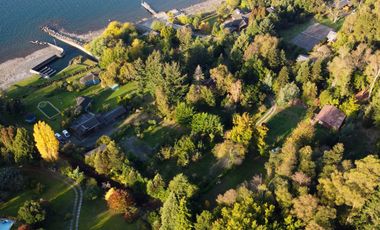 Parcela con casa en venta con orilla del Lago Villarrica