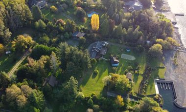 Parcela con casa en venta con orilla del Lago Villarrica