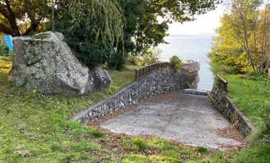 Parcela con casa en venta con orilla del Lago Villarrica