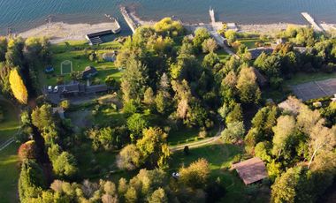 Parcela con casa en venta con orilla del Lago Villarrica