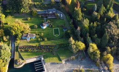 Parcela con casa en venta con orilla del Lago Villarrica