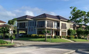 Beautifully Spacious 4 Bedroom & 1 Guest House Mansion  (corner house), in the High End Amara Residences with Private Swimming  Pool, available for Re